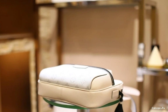 Vuitton Messenger Louis 0513